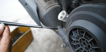 <STRONG>BẠN ĐÃ BIẾT CÁCH THAY NHỚT XE MÁY ĐÚNG CHƯA?<STRONG>